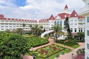 hong kong disneyland hotel staycations